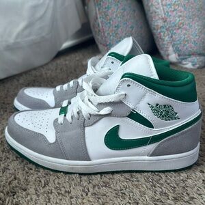 Nike high tops
Rarely worn, not creased!